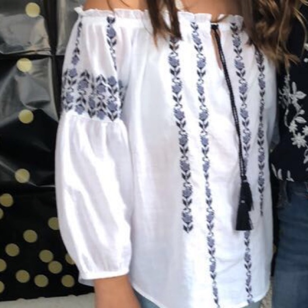 Abercrombie white cute shirt ( off shoulder )